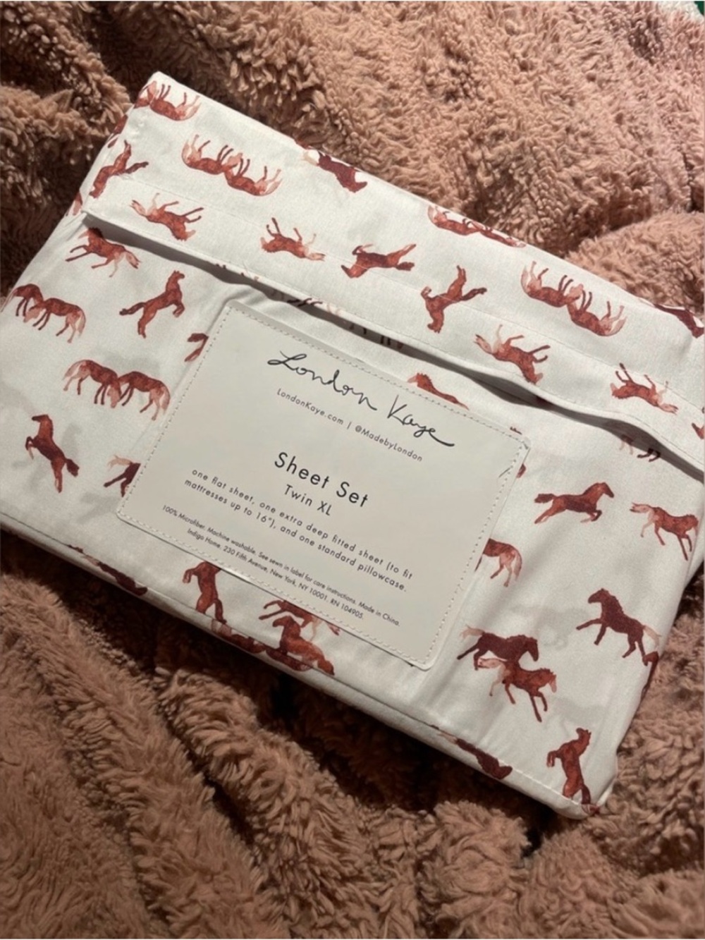 NWT London Kaye Brown Horse Patterned Twin XL Sheet Set